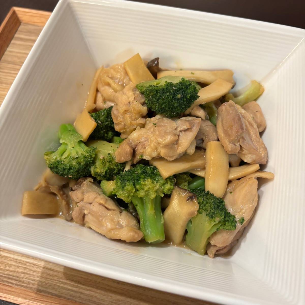 JAグループ公式の「ブロッコリーと鶏肉エリンギのオイスター味噌炒め」のレシピ