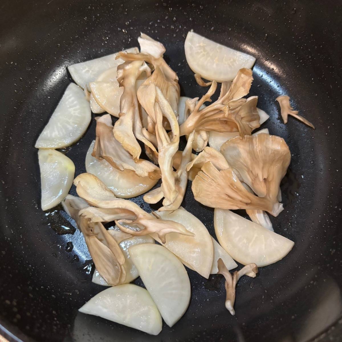 JAグループ公式の「かぶとまいたけ塩昆布の和風パスタ」のレシピ