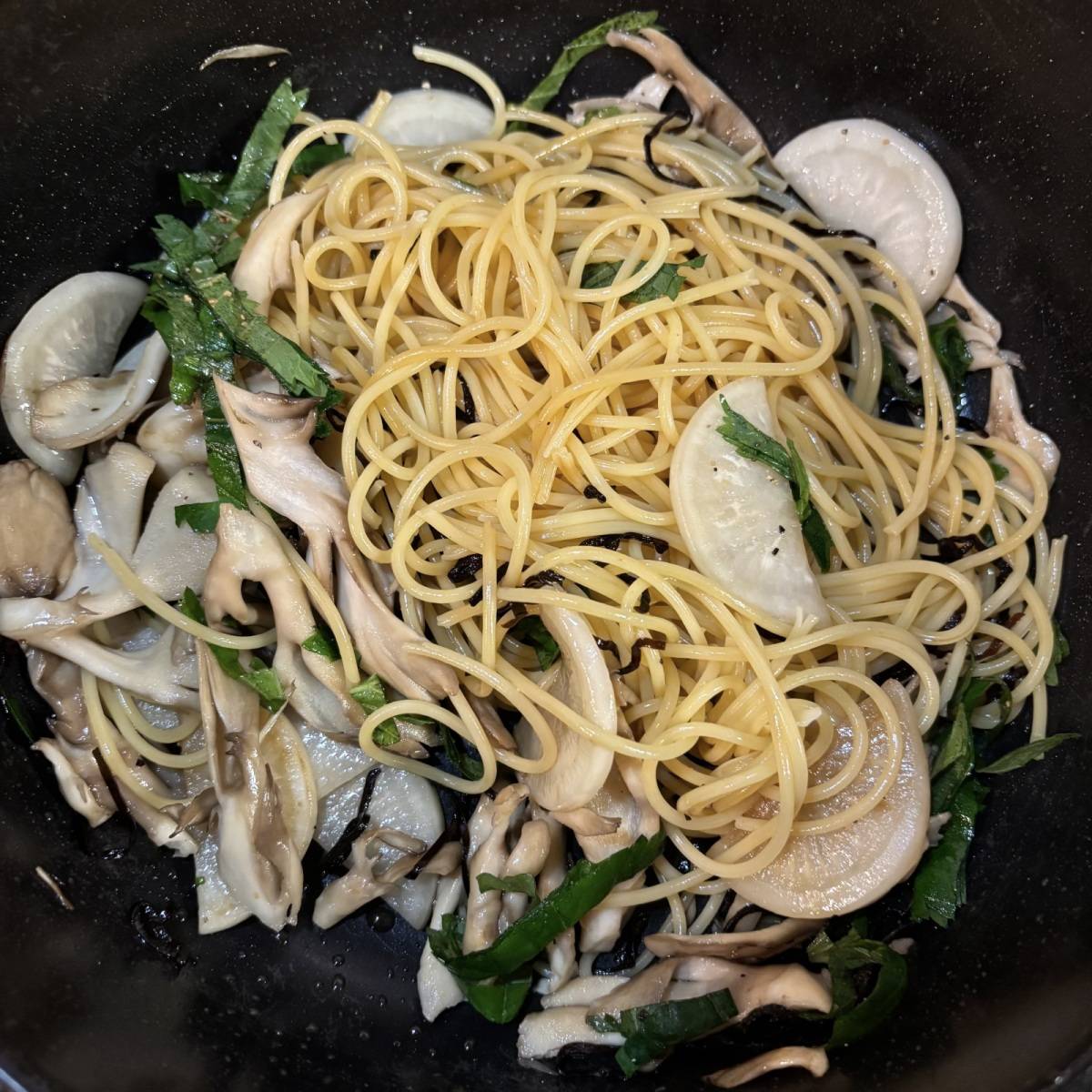 JAグループ公式の「かぶとまいたけ塩昆布の和風パスタ」のレシピ