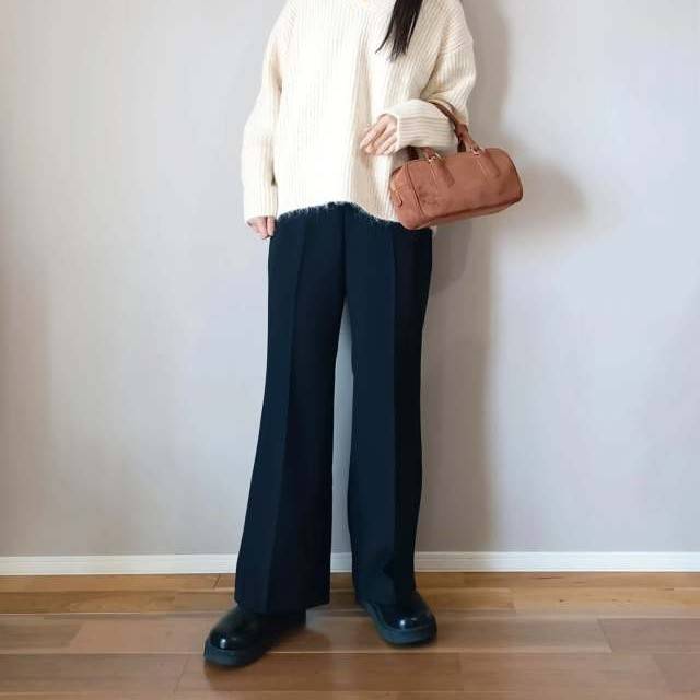 モノトーンコーデの女性