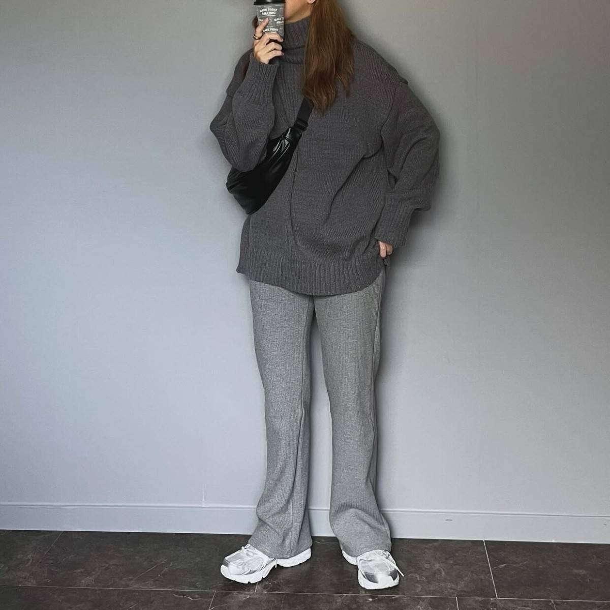 グレーのワントーンコーデの女性