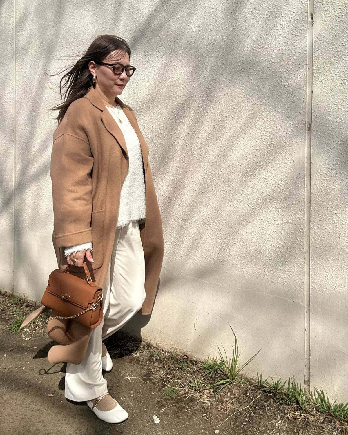 ホワイトコーデ×ベージュコート