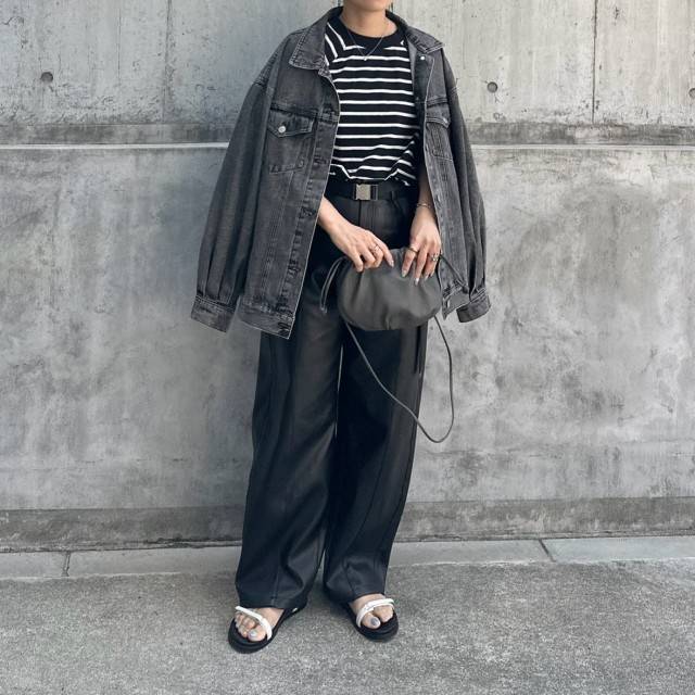 デニムジャケットを肩掛けする！