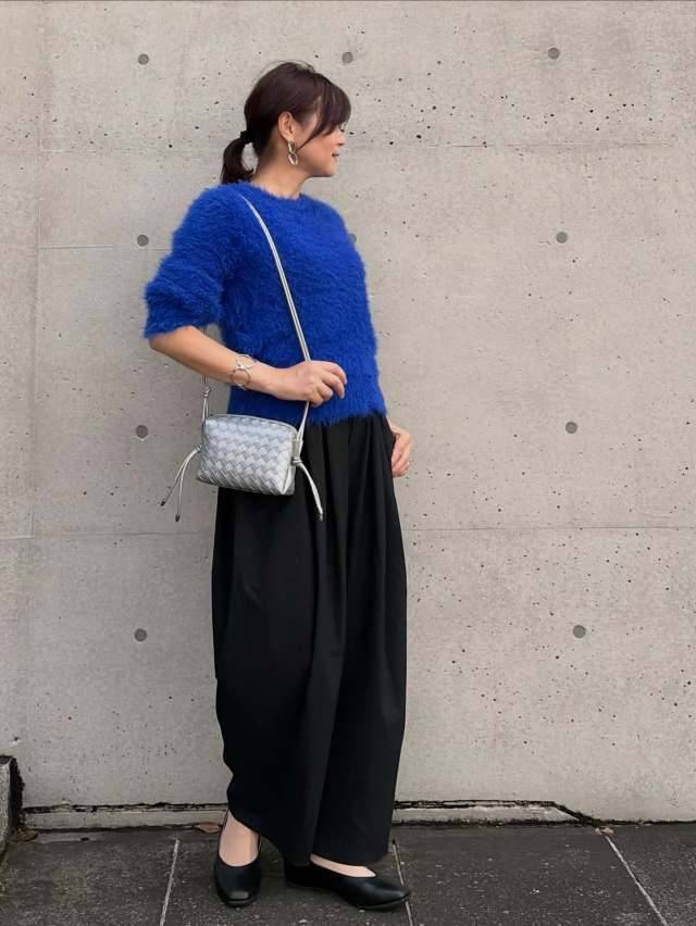 カラーニット×黒パンツ