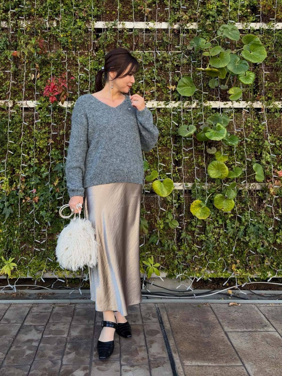 ざっくりニット×サテンスカート