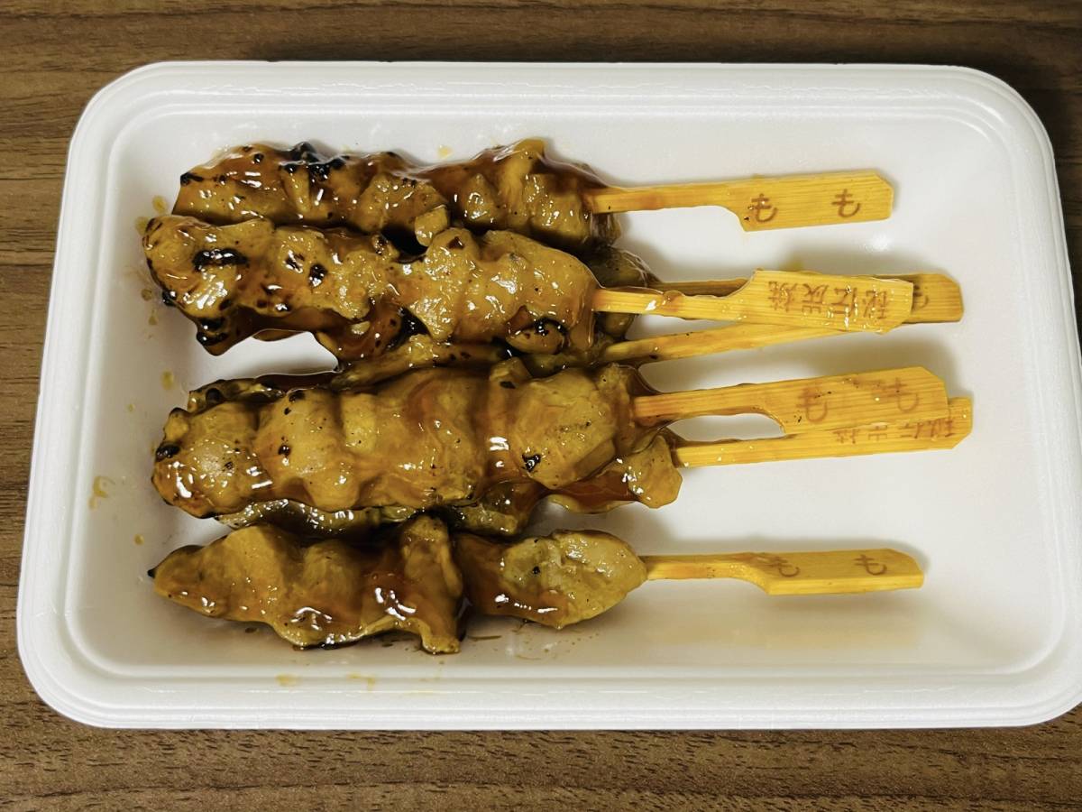 たっぷりのタレがかかった焼き鳥！