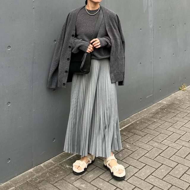 アンサンブルニットのカーディガンを肩掛け♪