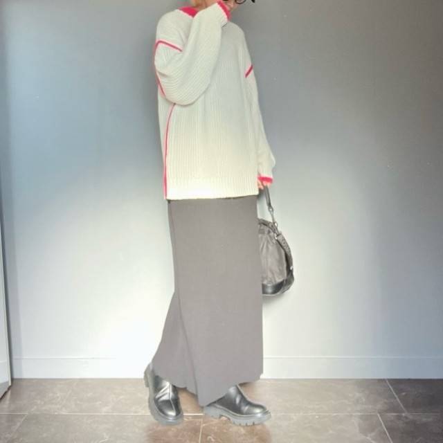 白ニットにグレースカートを合わせた女性