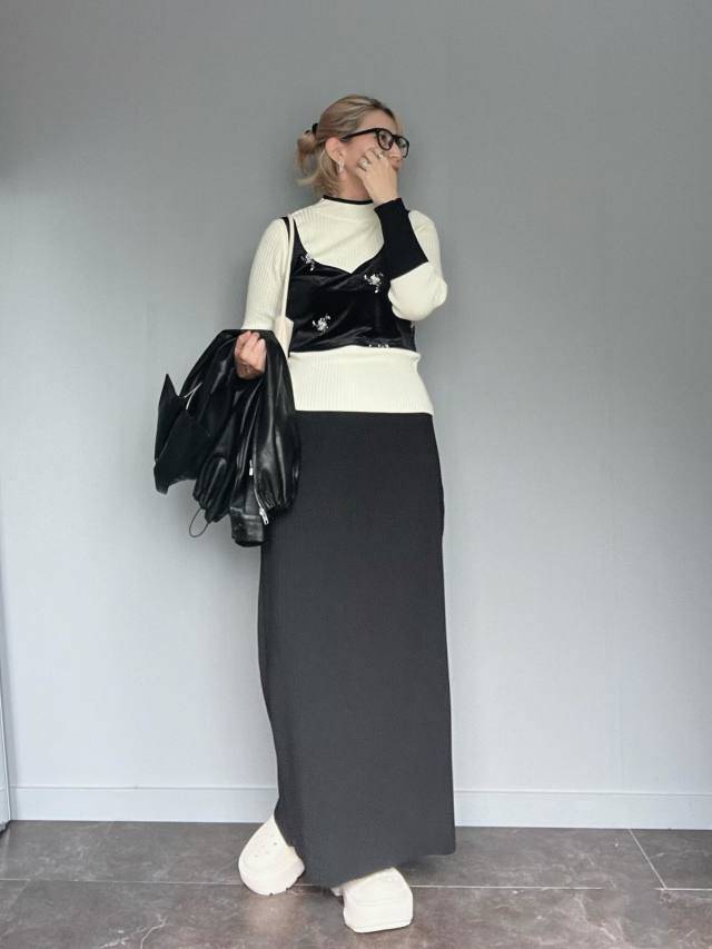 ハイネックニット×ショート丈ビスチェ