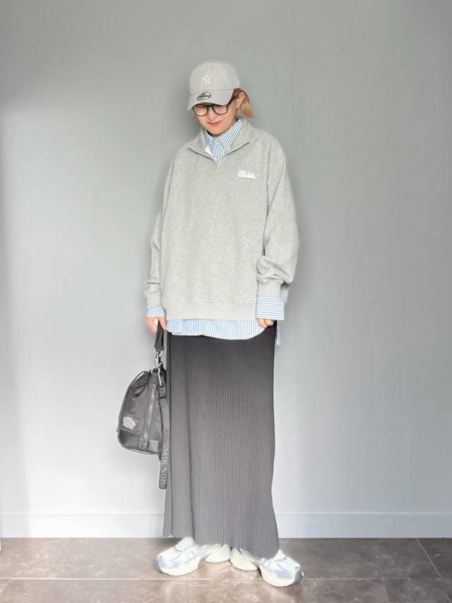 ハーフジップスウェット×シャツの重ね着