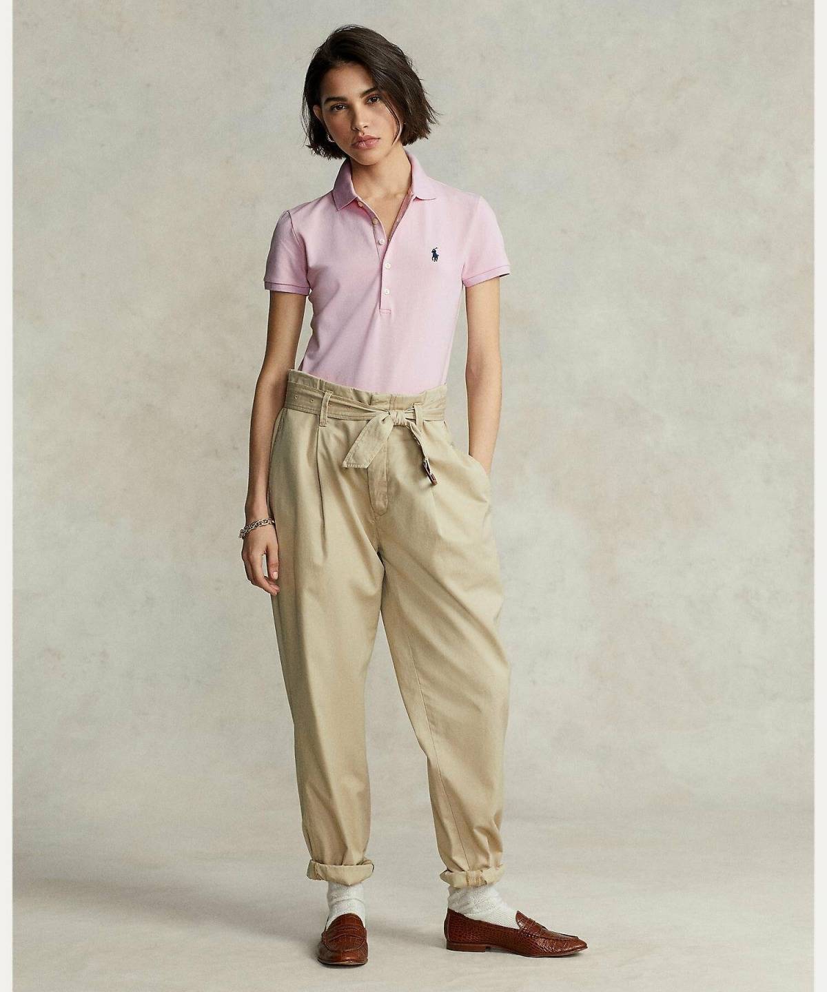 ピンクポロシャツコーデ