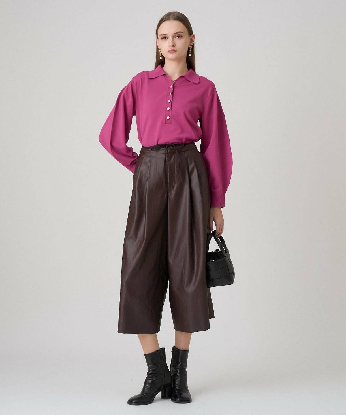 ピンクのポロシャツコーデ