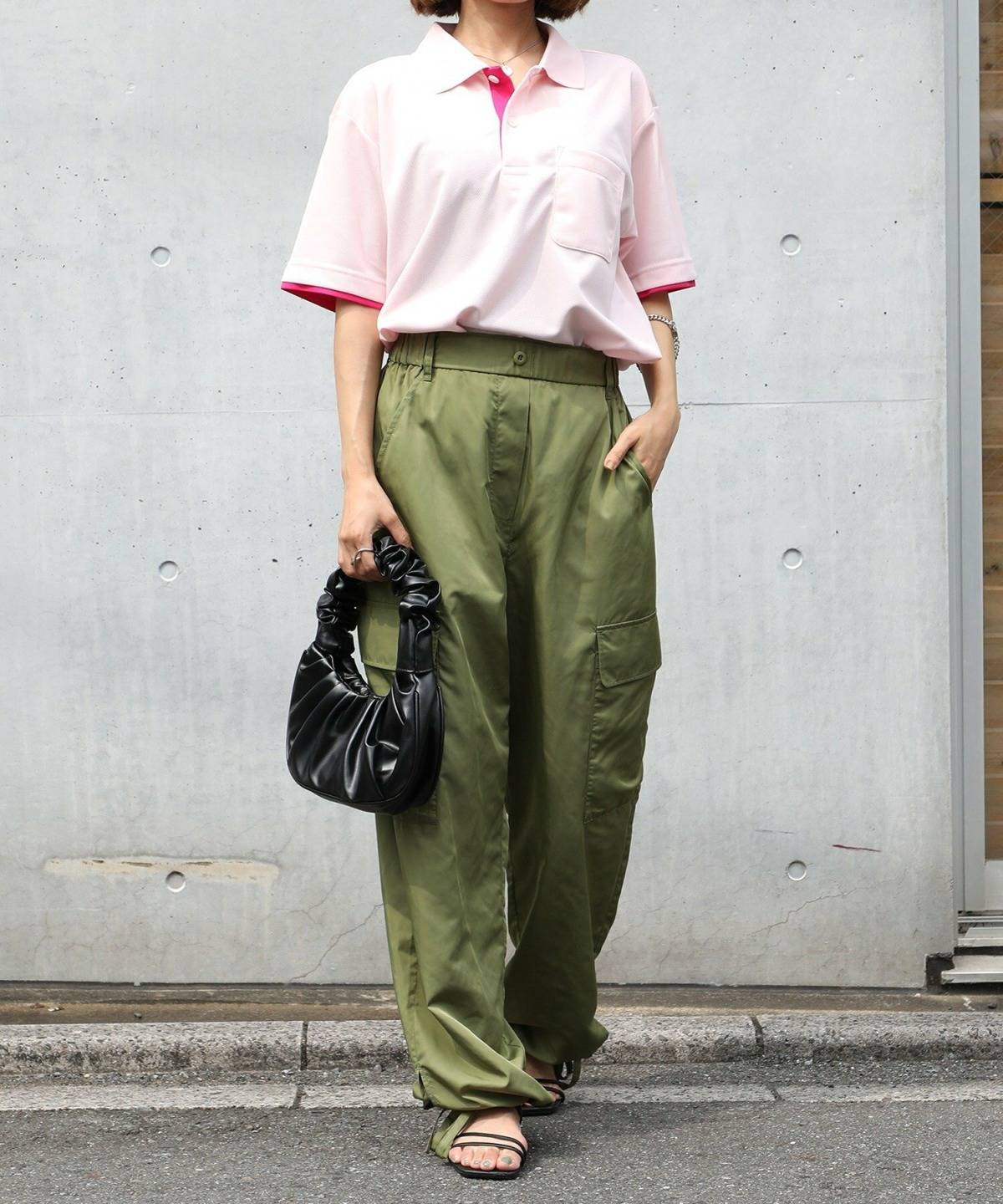 ピンクのポロシャツコーデ