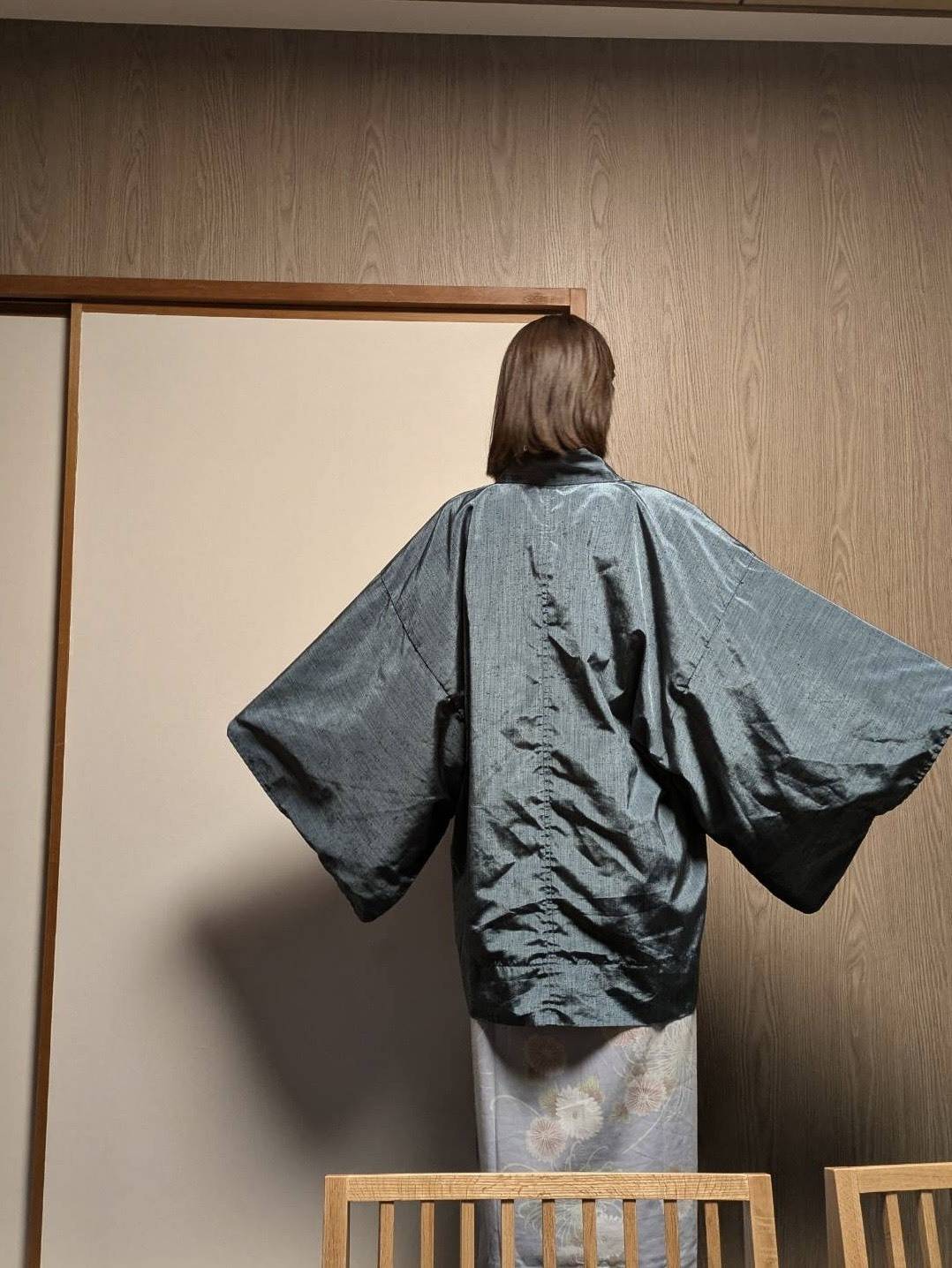 浴衣を着た女性の後ろ姿