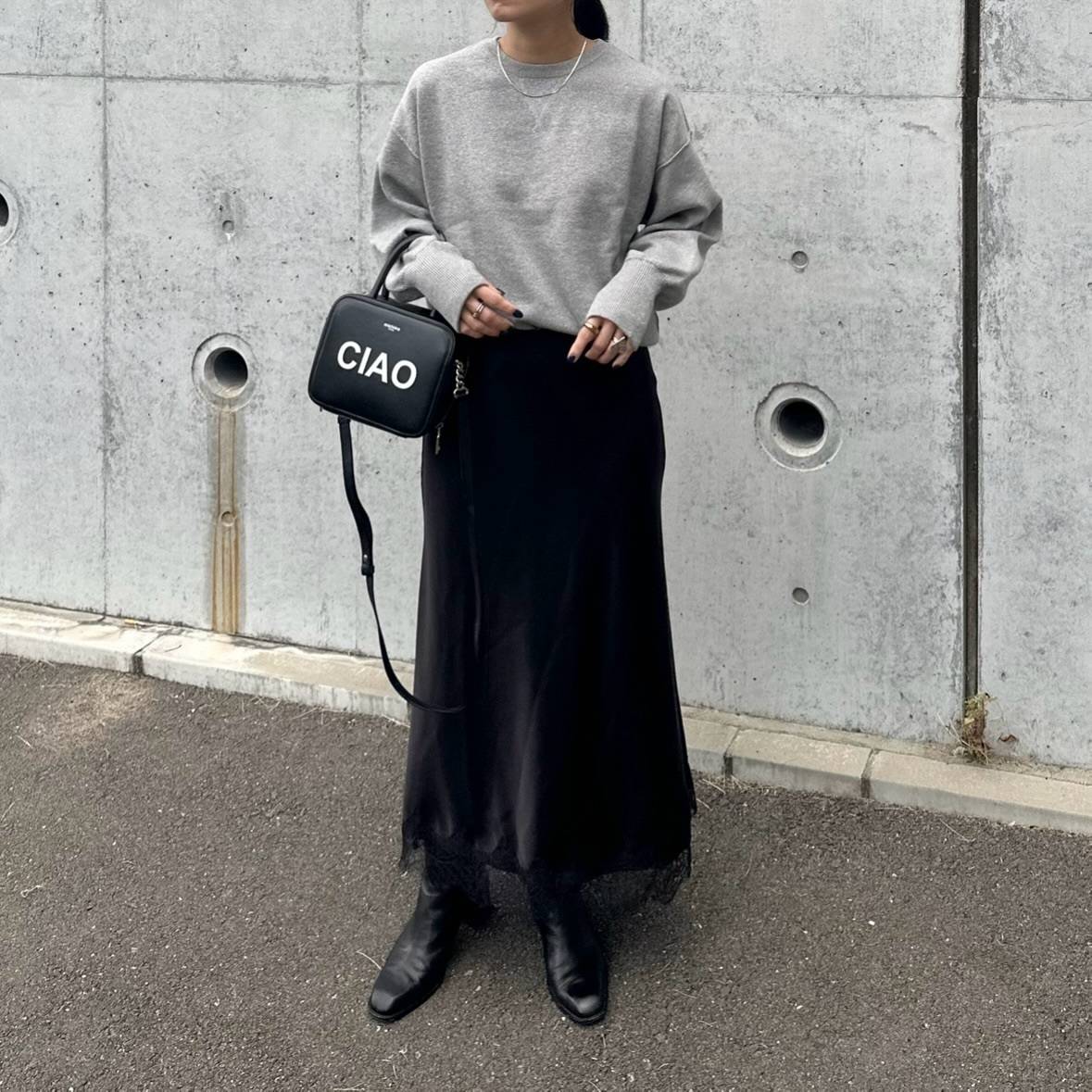 グレー×黒の濃色コーデ