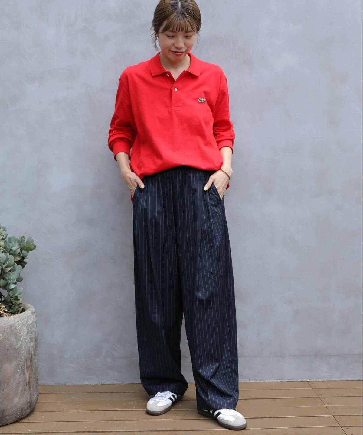 赤のポロシャツコーデ