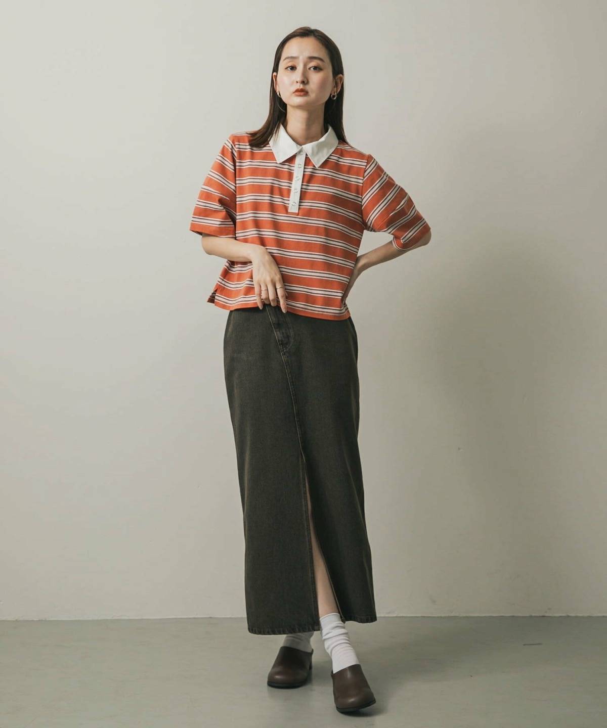 赤のポロシャツコーデ