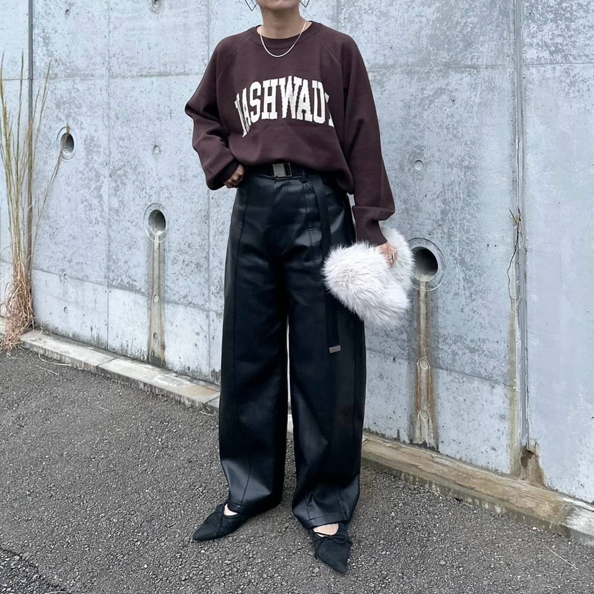 ロゴニット×レザーパンツ