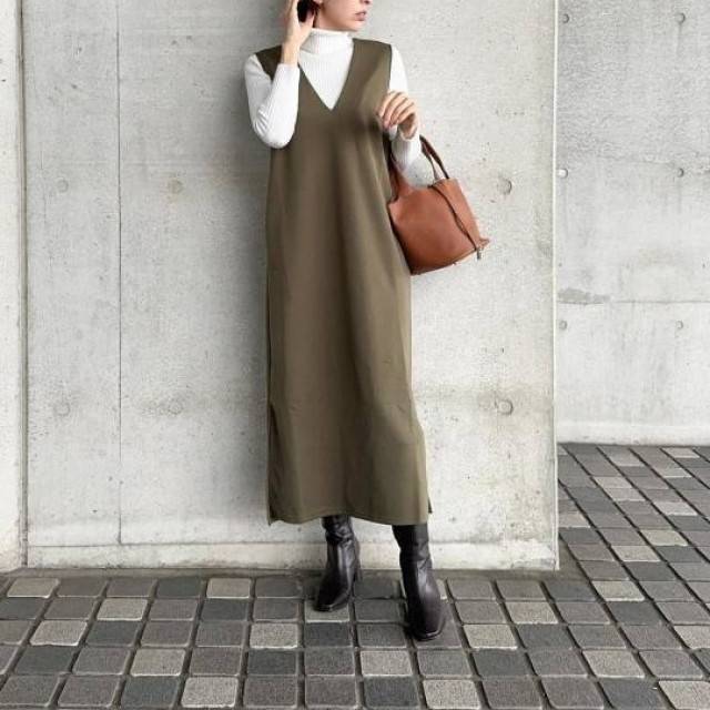 白ニットにブラウンワンピースを合わせた女性