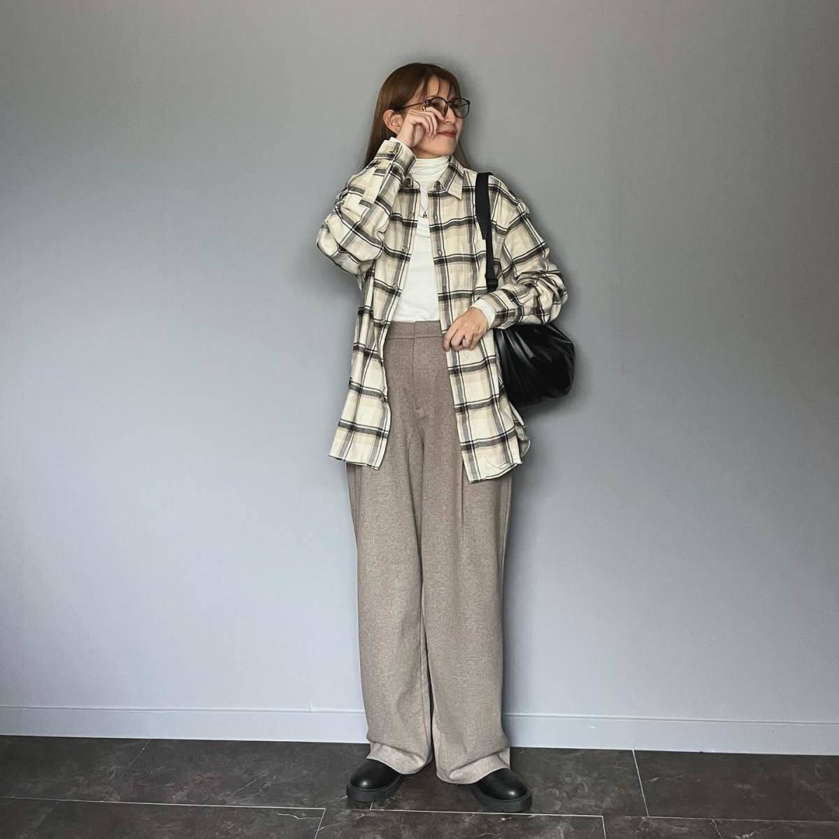 チェック柄のシャツを羽織る♪