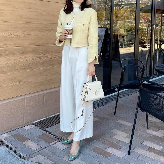 ホワイトコーデにイエローの差し色が◎