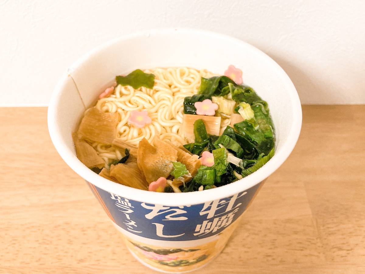 お湯を注いで3分待てば完成♪