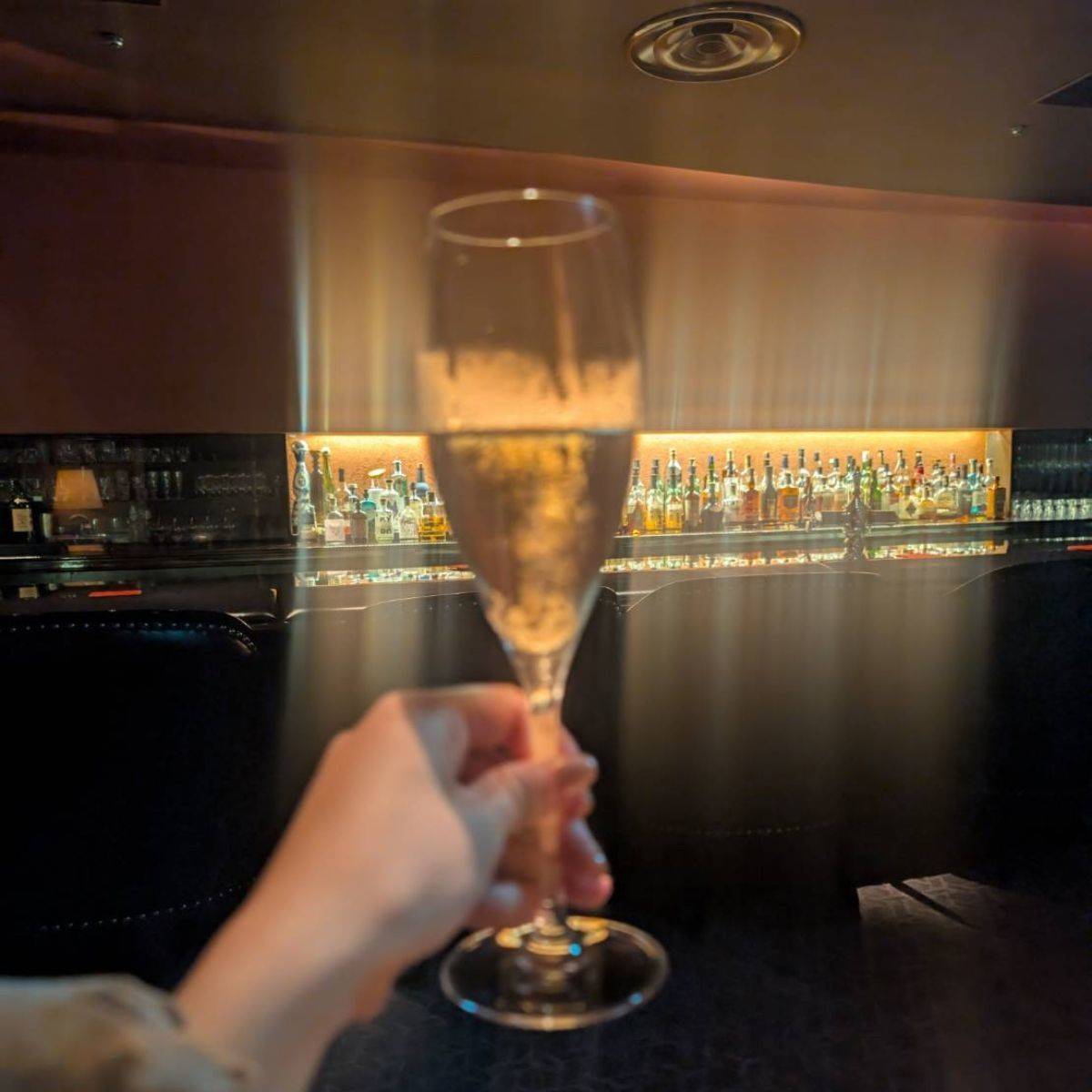 バー「オードヴィー」でグラスを持つ手