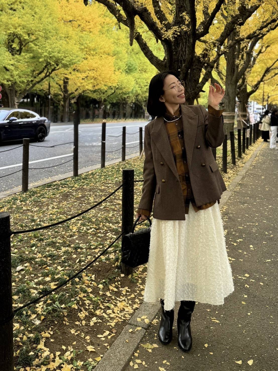 明治神宮外苑のイチョウ並木を歩く女性