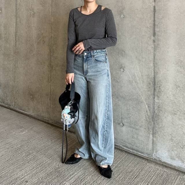 カットアウトデザインのトップスで程よく肌見せ♡