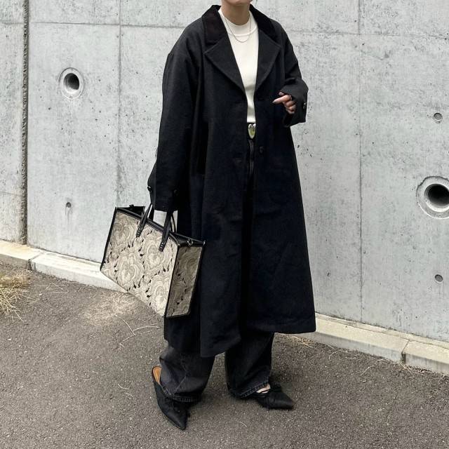 黒の面積広めなモノトーンコーデ