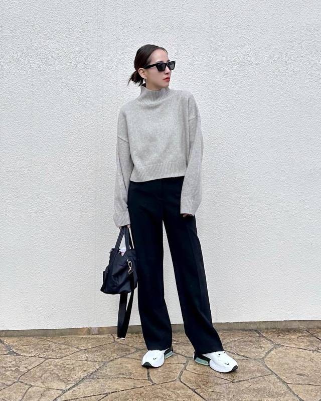 濃色コーデ×白スニーカー
