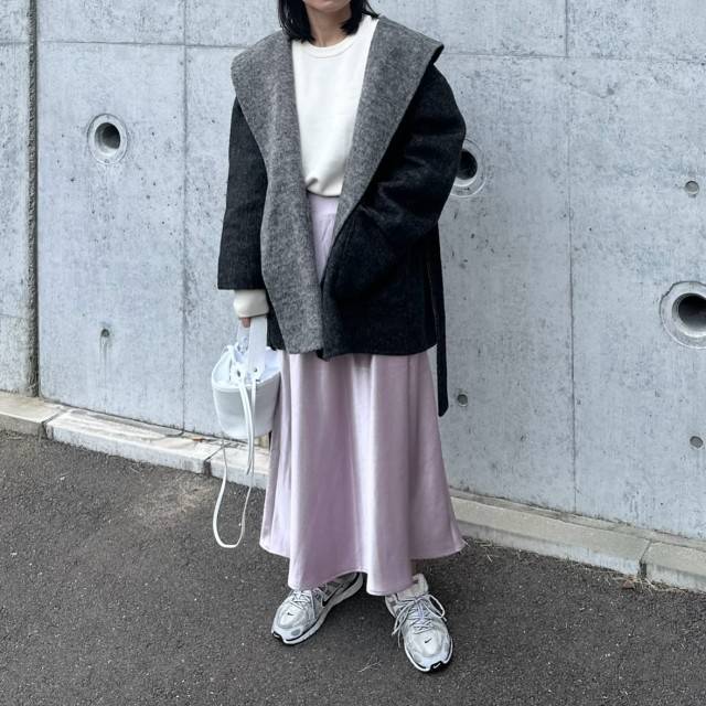 サテンスカートに合わせたMIXコーデ