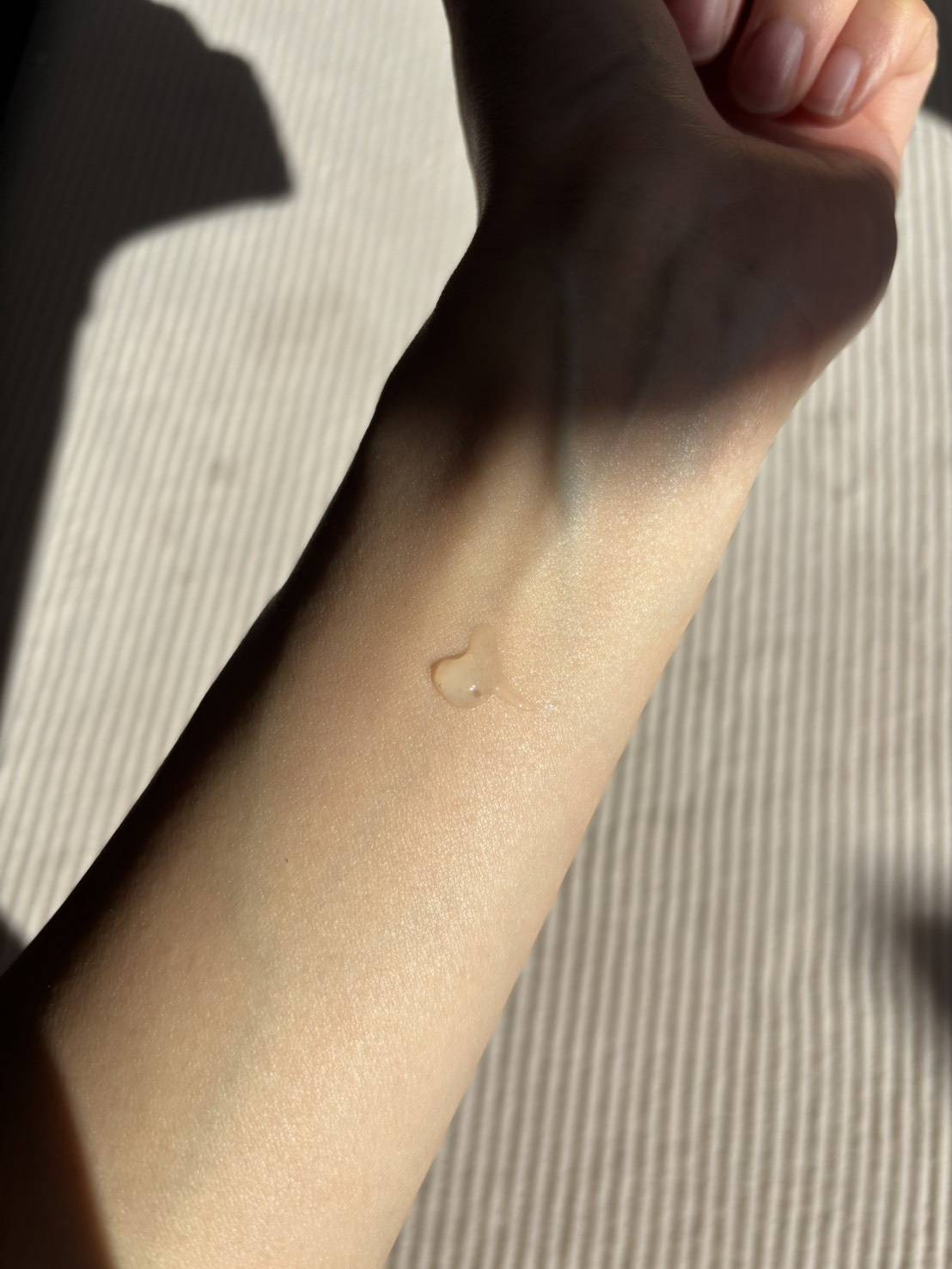 イプサ スキンフレグランスジェルを吹きかけた手