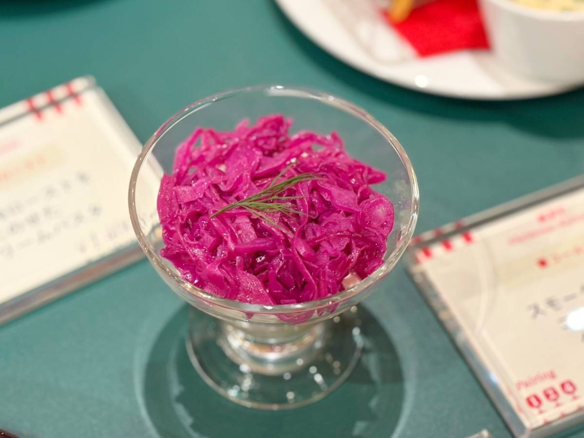 スモークサーモンとコールスローのグラスサラダ