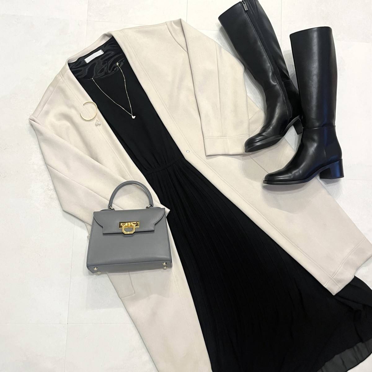 CHARLES & KEITHのロングブーツを使用したワンピースコーデ