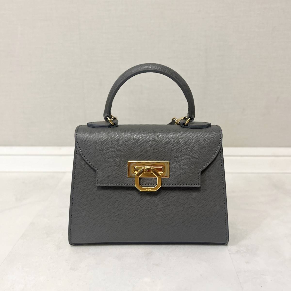 CARBOTTI のバッグ