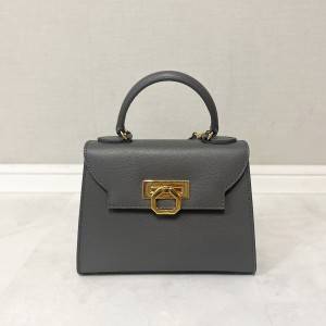 【2025年購入品紹介】本気でおすすめ！買って損なし！「CARBOTTIのバッグ」を使った大人女子コーデ #ライターのイチオシ