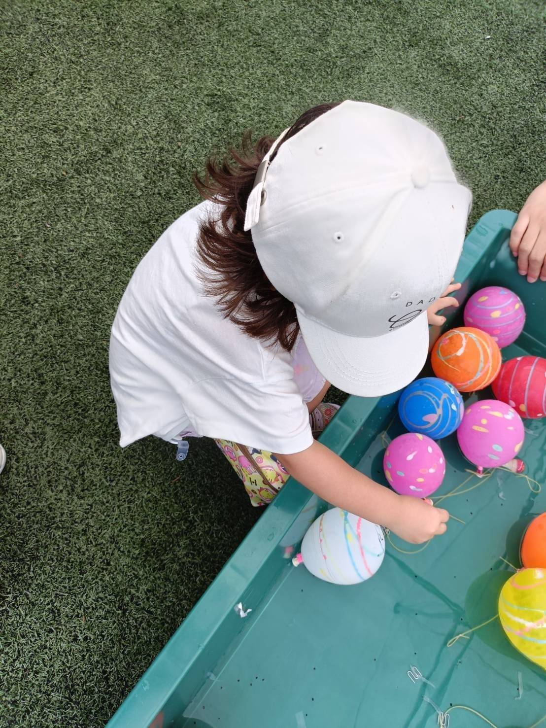 ヨーヨー釣りをする女の子