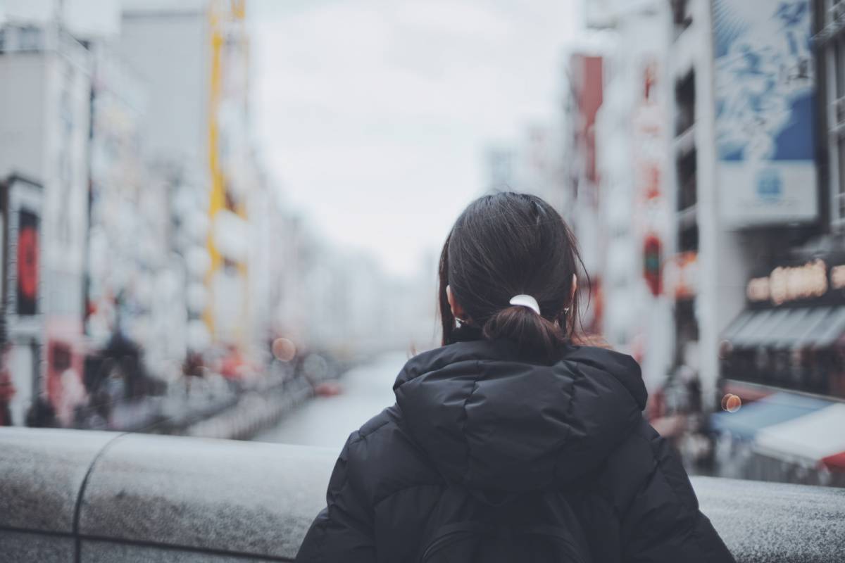 ダウンジャケットを着た女性の後ろ姿