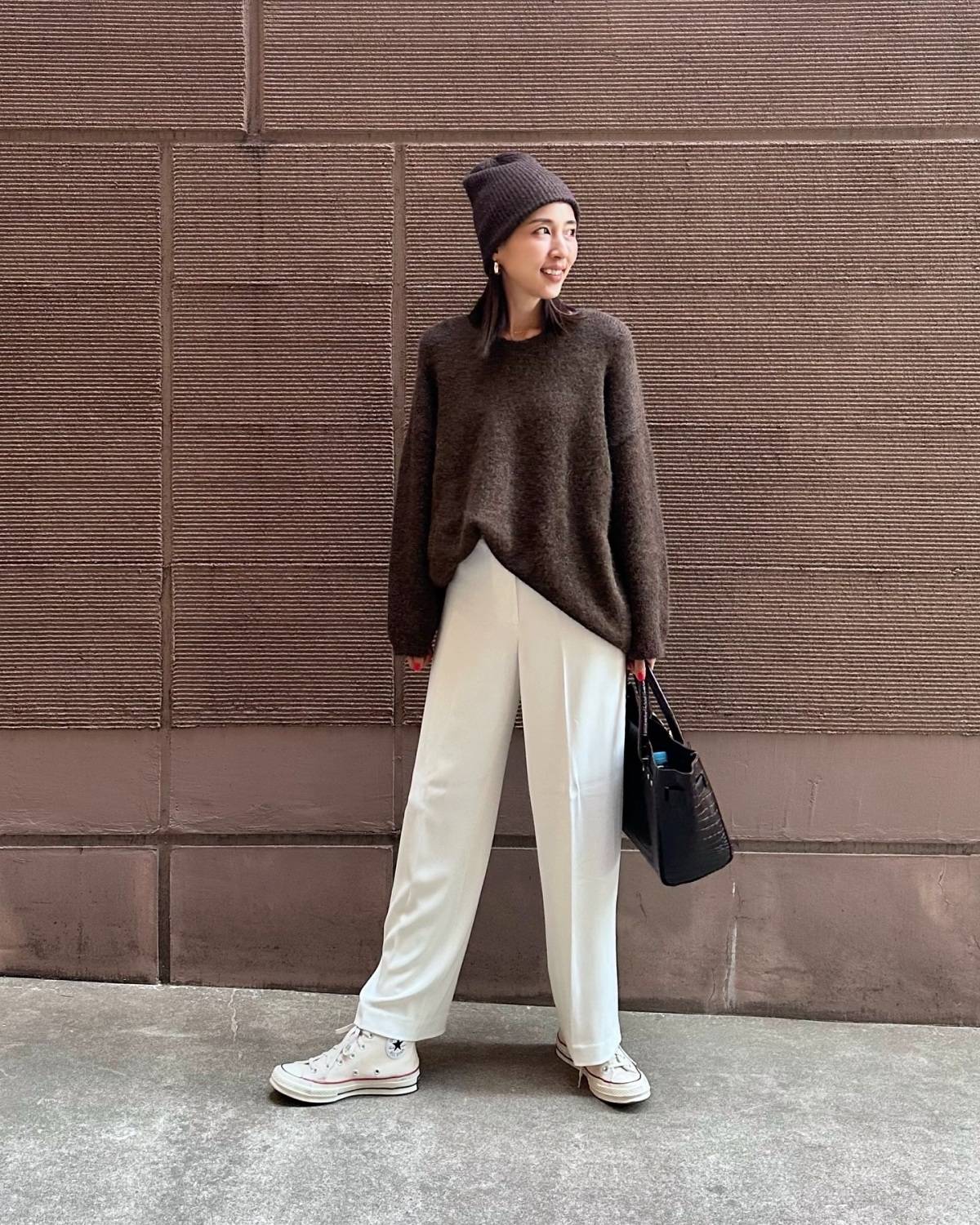 ニットの裾をフロントだけタックイン!