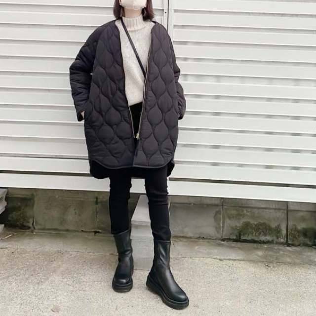 モノトーンコーデの女性