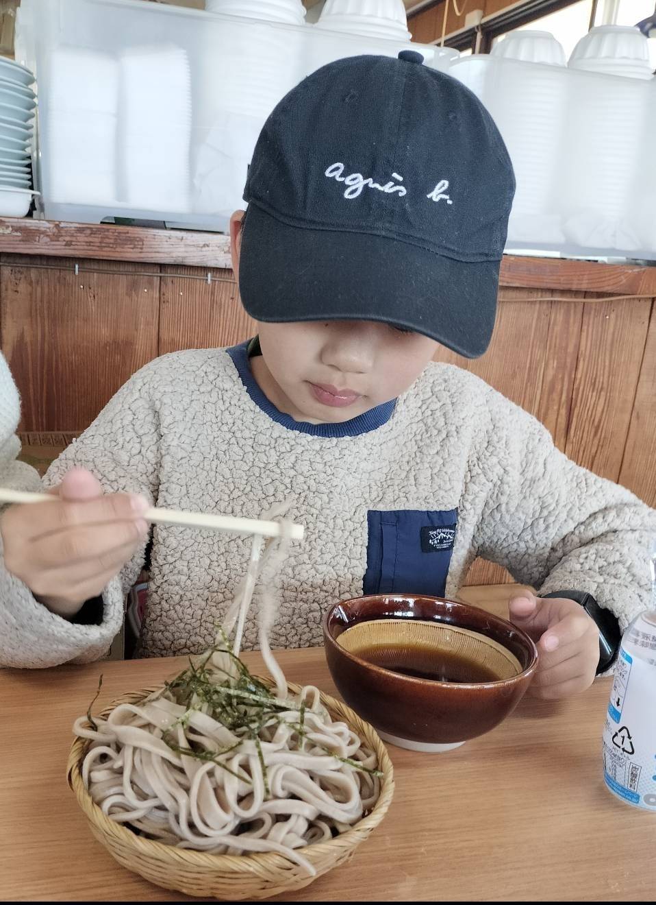 お蕎麦を食べる男の子