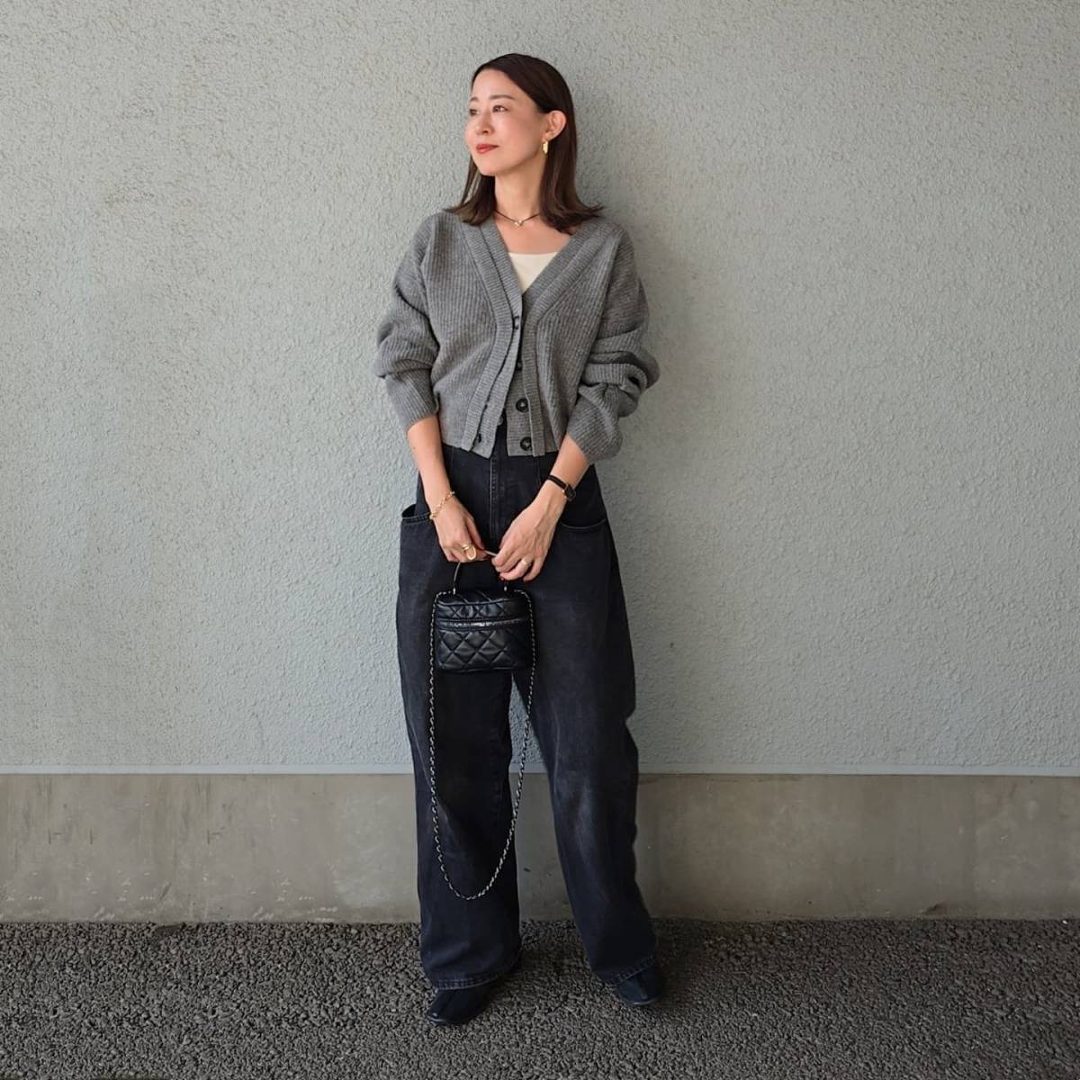 グレー×黒の濃色コーデ