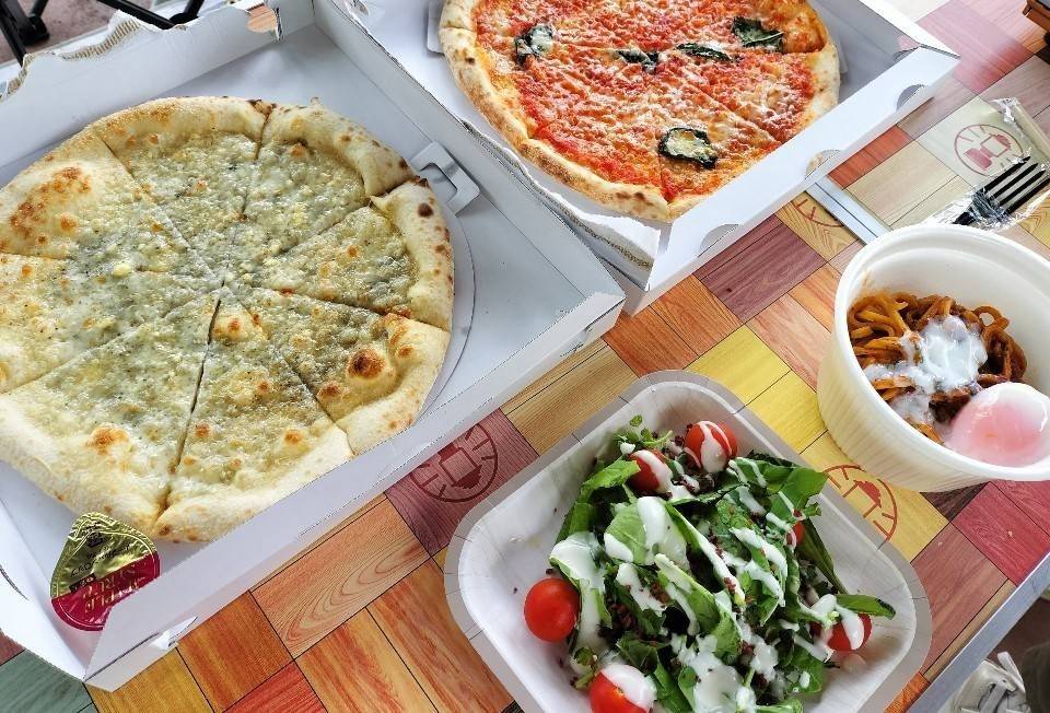 キャンプアンドキャビンズのピザ