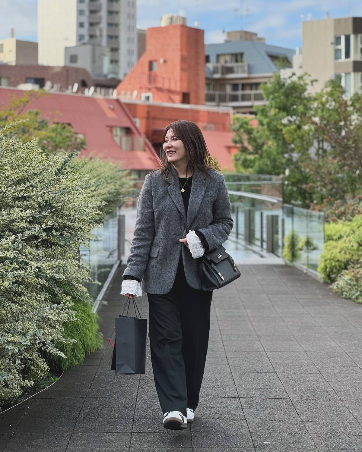 グレーのジャケット×黒パンツ