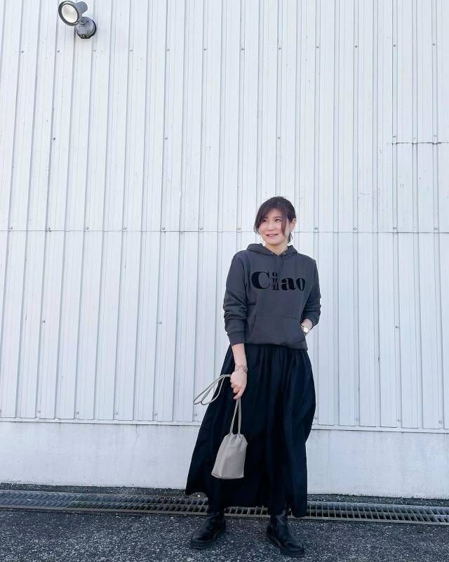ロゴパーカー×ロングスカート