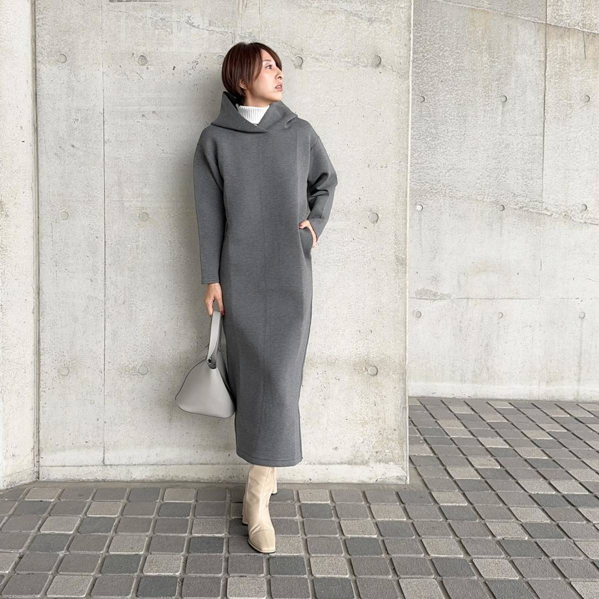 ハイネック×パーカーワンピースの重ね着が◎