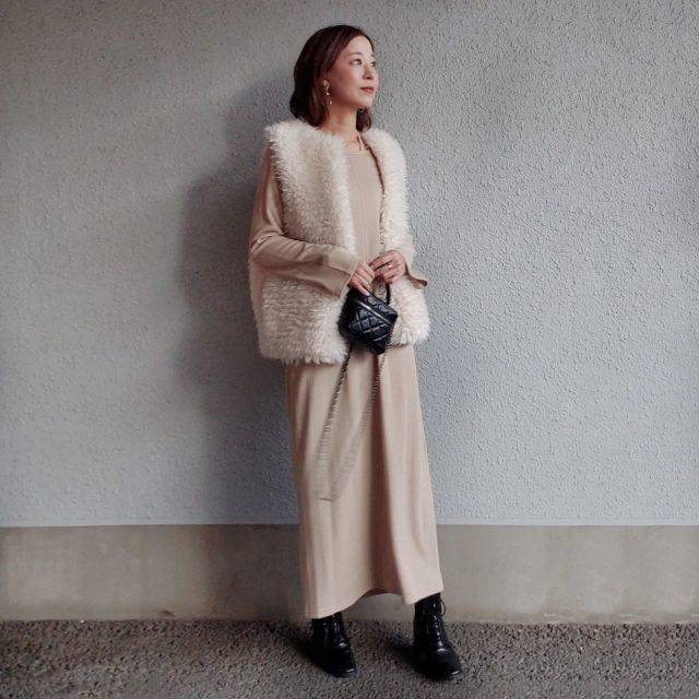 ベージュ×白の濃色コーデ