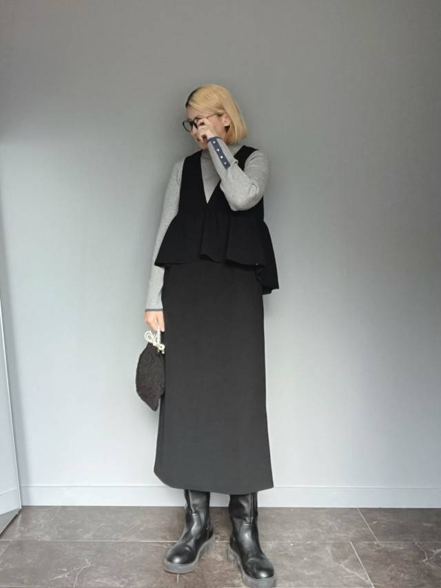 グレーニット×黒ワンピース