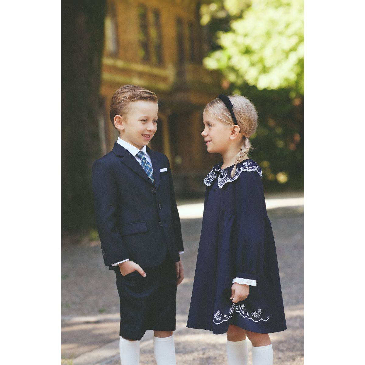 こども ビームスのフォーマルウェアを着た男の子と女の子が並んでいる様子